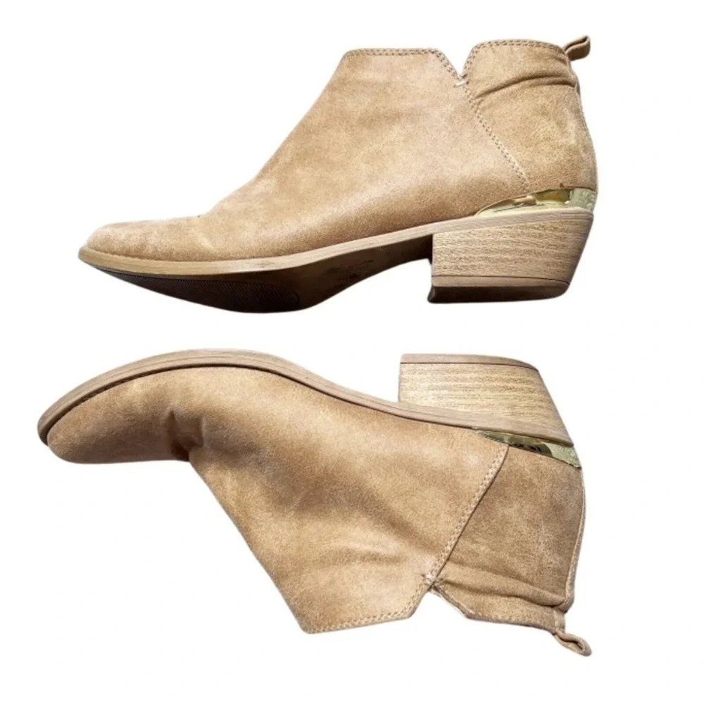 Qupid Womens Tan Faux Suede Ankle Booties Gold Heel Trim Pointed Toe Tan Beige 7